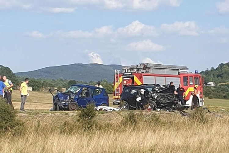 Direktan sudar kod Bihaća, poginule dvije osobe