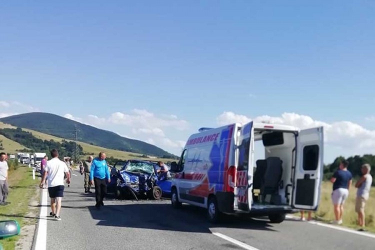 Za vozače nije bilo spasa, a povrijeđene zarobila smrskana vozila