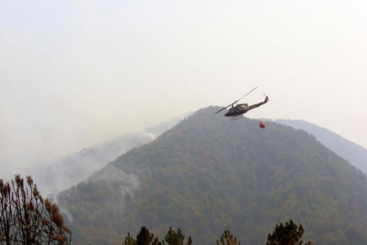 Helikopter gasi požar u okolini Bileće