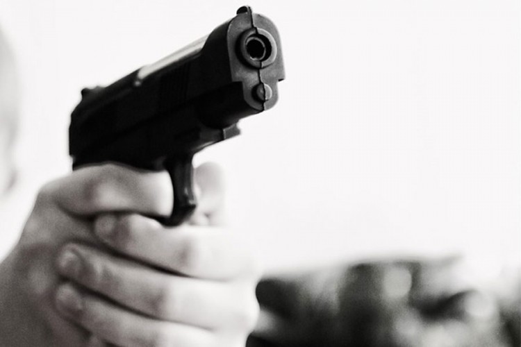 Prijeteći oružjem opljačkao benzinsku pumpu, policija traga za razbojnikom