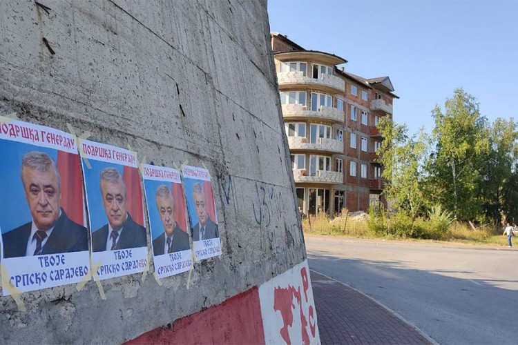 Plakati podrške generalu Savčiću u Istočnom Sarajevu