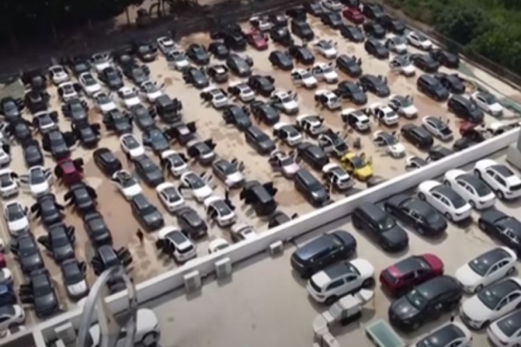 Groblje poplavljenih automobila u Kini