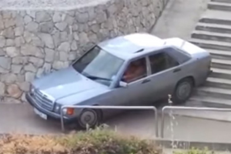 Mercedesom se zaglavio na stepenicama