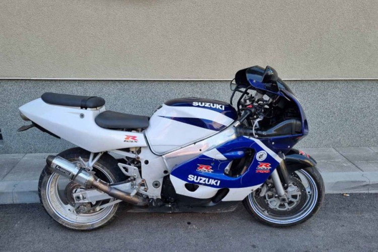 Bez vozačke vozio neregistrovan motor, dužan preko 11.000 KM