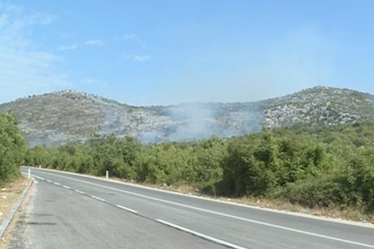 Mirnija situacija u Hercegovini, vatrogasci na terenu