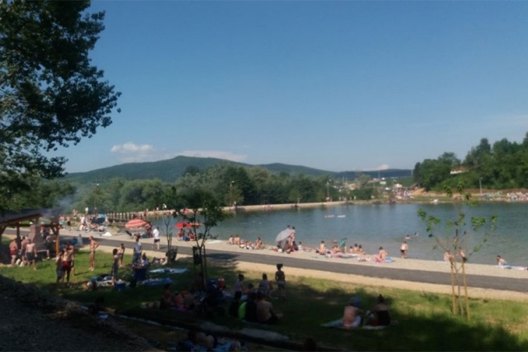 Hiljade ljudi na jezeru na Manjači traže spas od vrućina