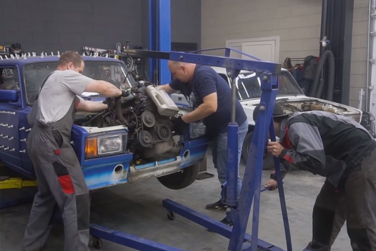 Može li se motor dok radi prebaciti iz jednog auta u drugi?