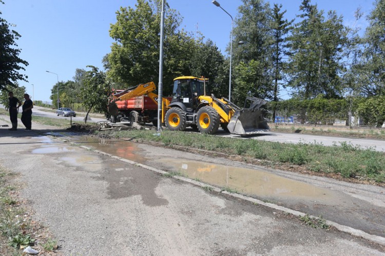 Izlila se voda na cesti u Ulici Braće Pišteljića