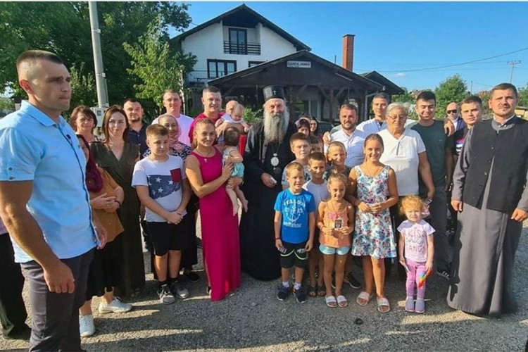 Patrijarh Porfirije se fotografisao sa ljudima koji su ga čekali na putu za Doboj