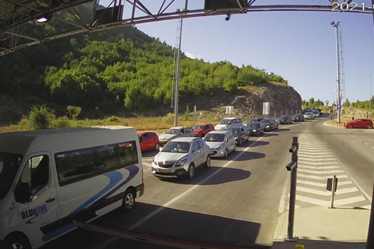 Gužva na izlazu na prelazima Orašje i Zupci