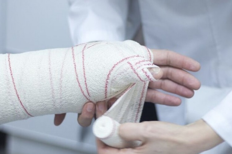 Skinula gips sa jedne ruke, udario je auto, pa joj stavili na drugu
