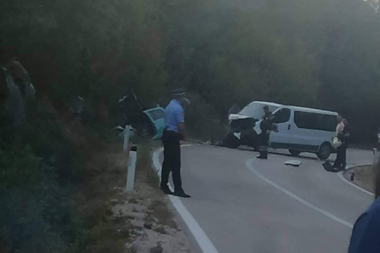 Teška nesreća na putu Trebinje - Ljubinje, poginuli Banjalučanin i Brčanka