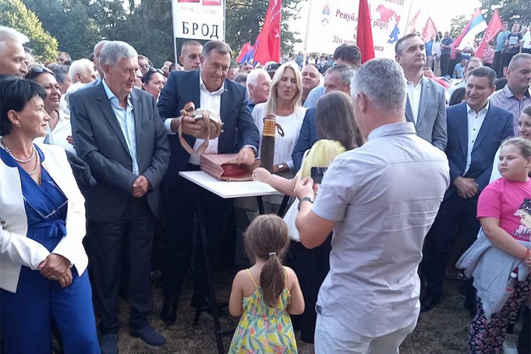 Dodik: SNSD neće voditi političke ratove ali će donijeti političke pobjede
