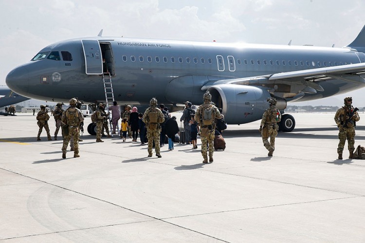 Medicinski proizvodi i pomoć blokirani na aerodromu u Kabulu