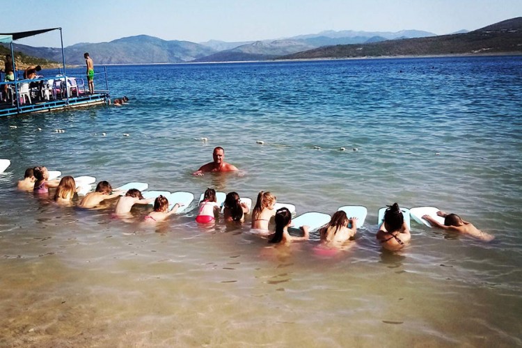 Djeca i omladina učila plivati na Bilećkom jezeru