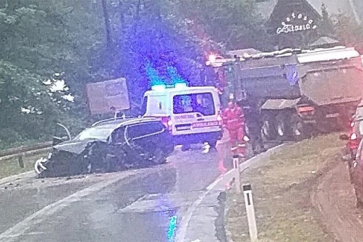 Sudar kamiona i automobila u Lašvi
