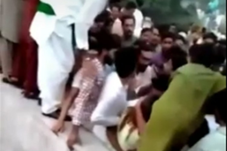 Stotine muškaraca napale ženu na trgu u Pakistanu: Trgali joj odjeću, dirali je