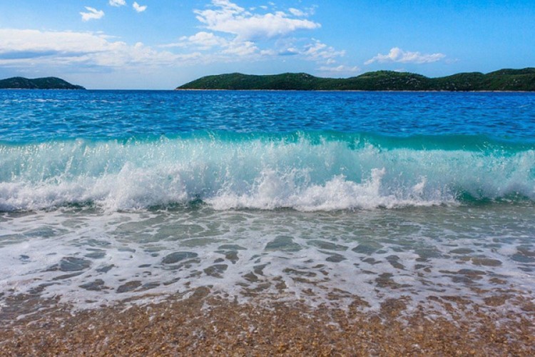 More na Korčuli zagađeno fekalijama