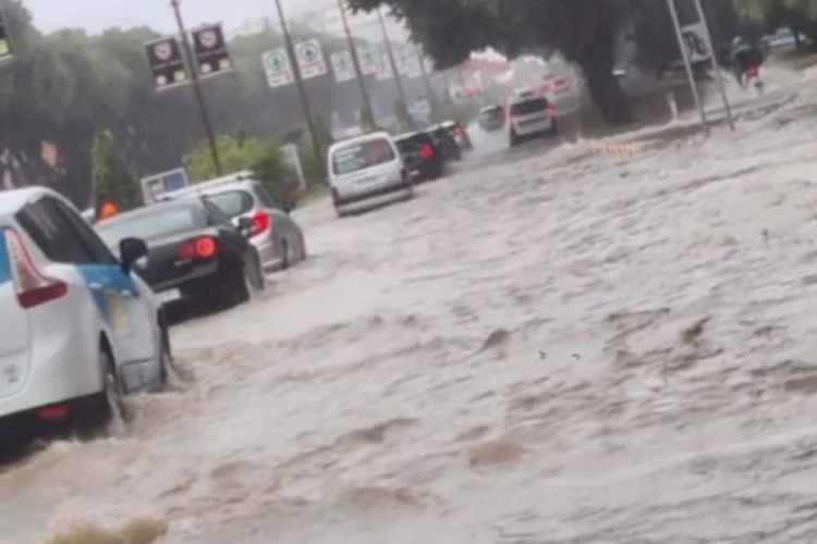 Nevrijeme pogodilo Split, bujica izbacila šaht