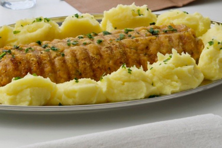 Mesna štruca sa kulenom, šunkom i krastavcima