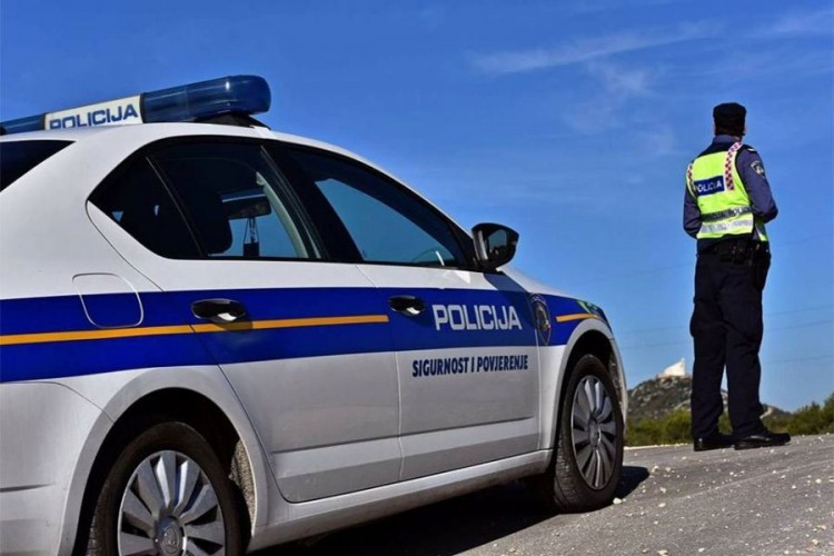 Dječak pokušao da udari policajca u glavu, a drugog da ugrize