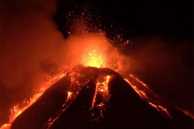 Etna ponovo izbacuje lavu i pepeo