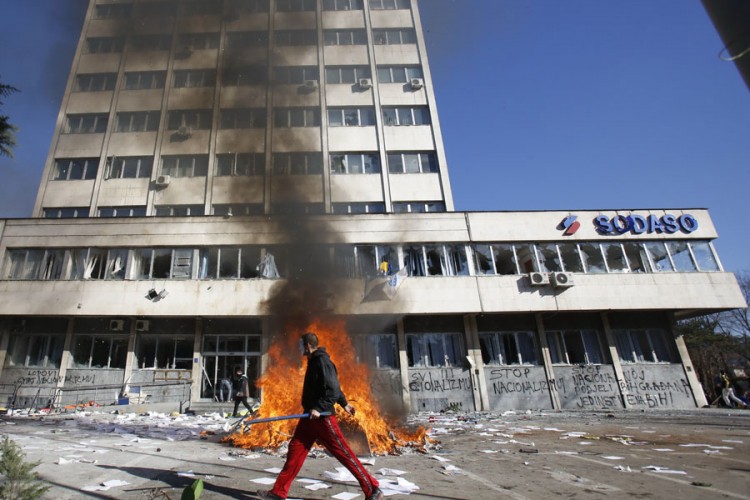 Vlada obnavlja svoje sjedište zapaljeno tokom protesta