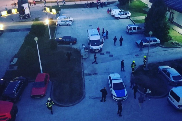 Nakon tri sata pregovora spustili ga s krova zgrade