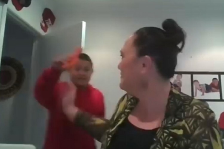 Sin ministarke prekinuo intervju da bi joj pokazao šargarepu falusnog oblika