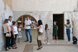 Vjerni narod pristiže u Hram Hristovog Vaskrsenja, povećava se i broj ...