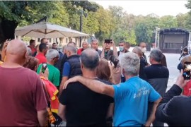 Krivokapić pred Hramom u Podgorici, Đukanović sa demonstrantima na ...