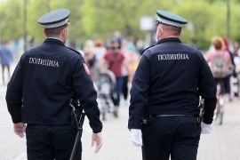 Otac i sin verbalno napali policiju ispred bolnice u Gradišci