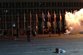 Protesti u Sloveniji: Demonstranti bacaju baklje na zgradu parlamenta