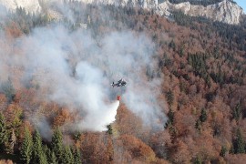 Helikopter gasi požar u okolini Trebinja