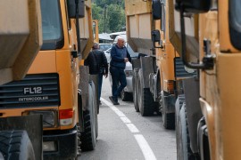 Saobraćaj i dalje u prekidu na Jarinju i Brnjaku