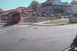 Pojavio se snimak autobusa koji je uletio u dječje igralište