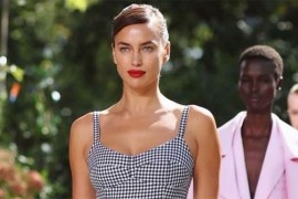 Irina Šajk zavodljivo pozira u kupaćem kostimu