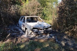 Određen pritvor osumnjičenom da je udario ženu pa zapalio vozilo