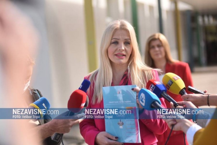 Trivić: Konačno lakše đačke torbe