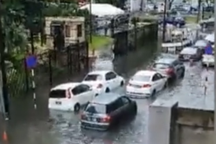 U Španiji bujica nosila automobile, namještaj i stabla