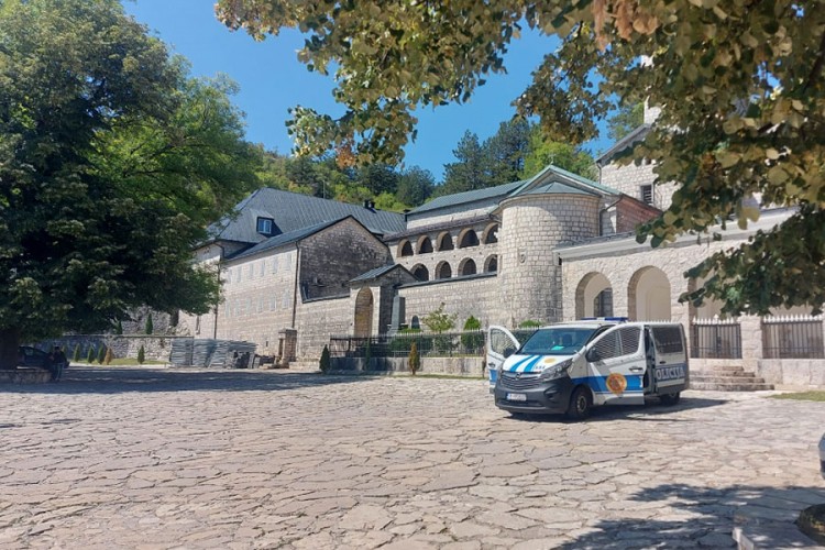Ispred Cetinjskog manastira dežura policija