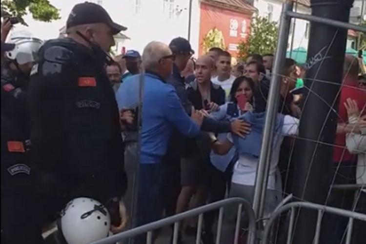 Počeli protesti na Cetinju, policija i građani na trgu