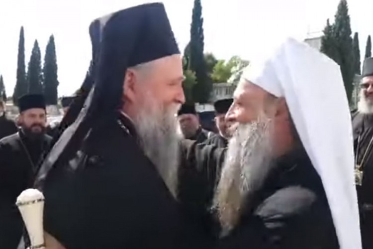 Patrijarh Porfirije stigao u Crnu Goru, srdačan susret sa Joanikijem