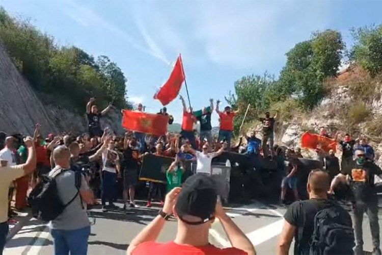 Probijena blokada na Cetinju: Žestok okršaj komita sa policijom, letjele kamenice