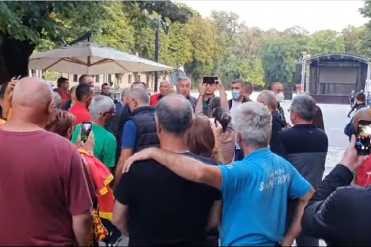 Krivokapić pred Hramom u Podgorici, Đukanović sa demonstrantima na Cetinju