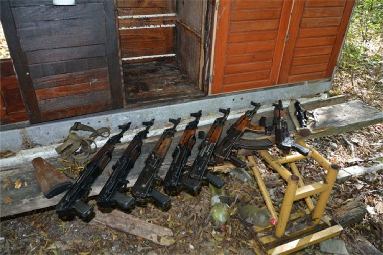U Gradišci pronađen arsenal oružja i oprema za proizvodnju droge, troje uhapšenih