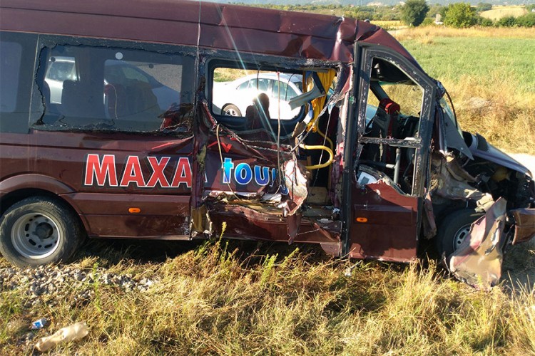 Voz udario u autobus, 13 povrijeđenih