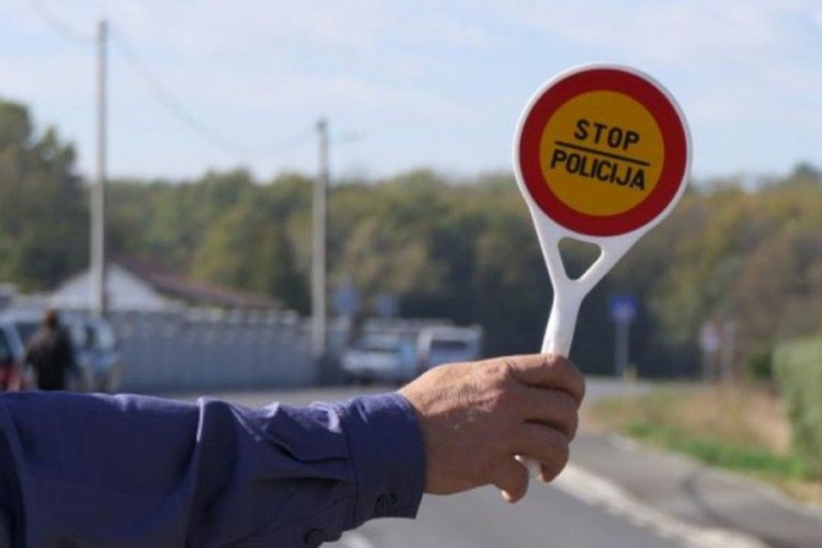 Policajac zadobio potres mozga kad je na njega naletio auto