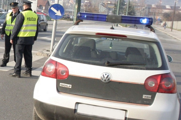 Tri osobe povrijeđene u udesu kod Živinica