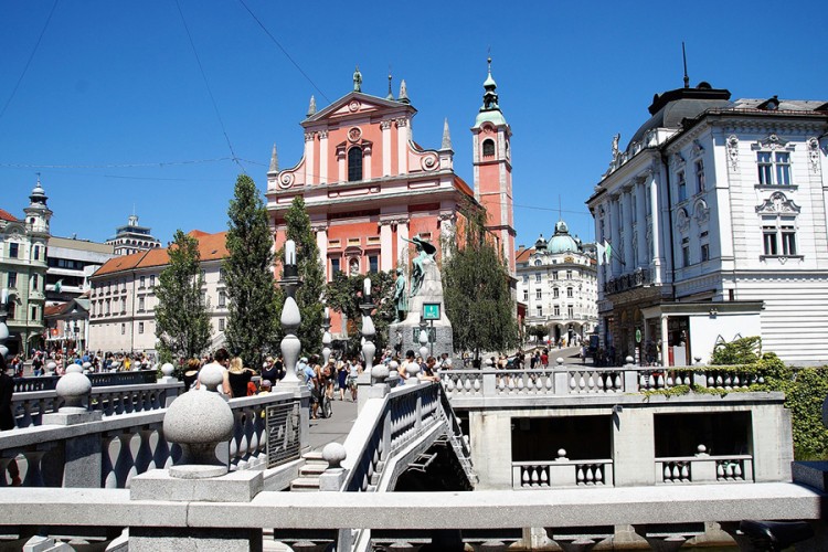 U Sloveniji zaposleni u državnoj upravi moraju biti vakcinisani